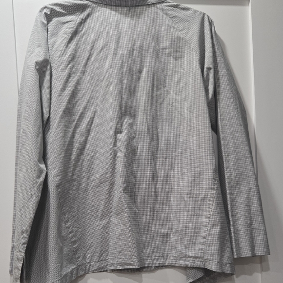 Elegant Women's Gray Button-Down Shirt - Picture 3 of 4